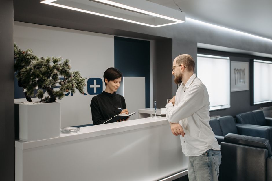 Recepcijski pult u uredu
