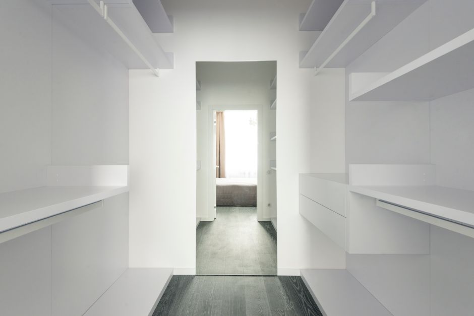 Bijela walk-in garderoba